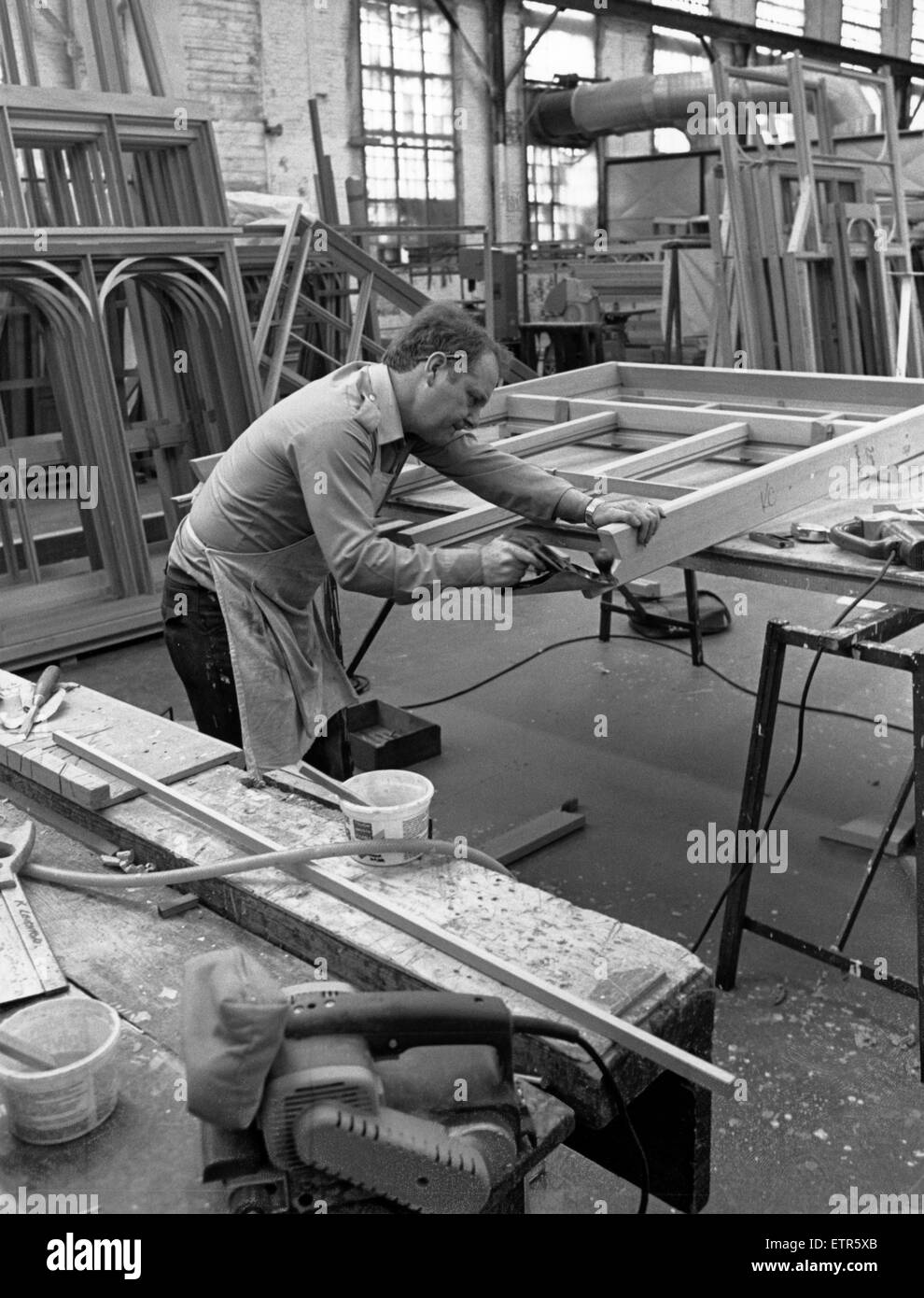 Amdega conservatoires. Menuisier met la touche finale à l'un des joints d'une section du châssis pour un conservatoire. 27 janvier 1989. Banque D'Images