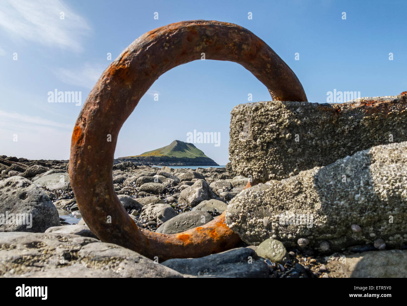 La tête de vis sans fin sur la péninsule de Gower, au Pays de Galles voir par l'anneau rouillé d'une ancre du navire naufragé Banque D'Images