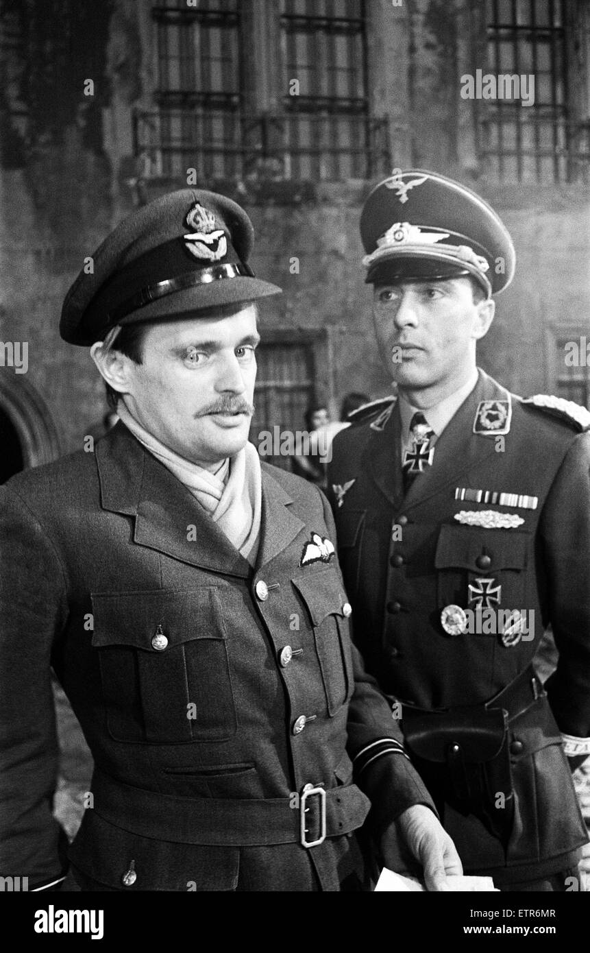 Acteurs David McCallum (à gauche) et Anthony Valentine sur le plateau pendant le tournage de "Colditz', la série TV de la BBC. David McCallum a joué le rôle de capitaine d'aviation Simon Carter et Anthony Valentine joué Grand Horst Mohn, commandant en second. Ealing Studi Banque D'Images