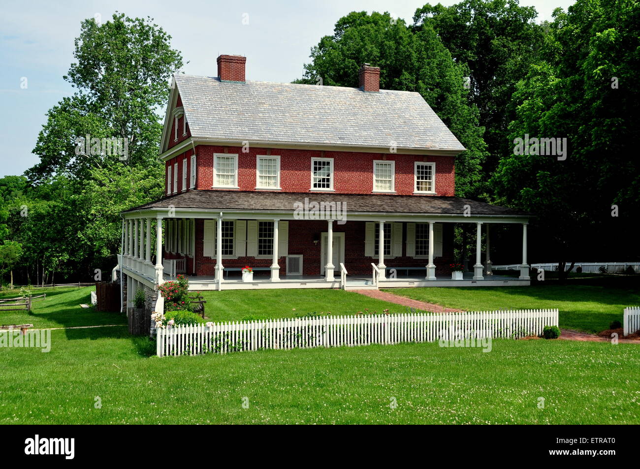 Lancaster, Pennsylvanie : Circa 1790 Ford rock de style plantation grande chambre avec véranda extérieure Banque D'Images