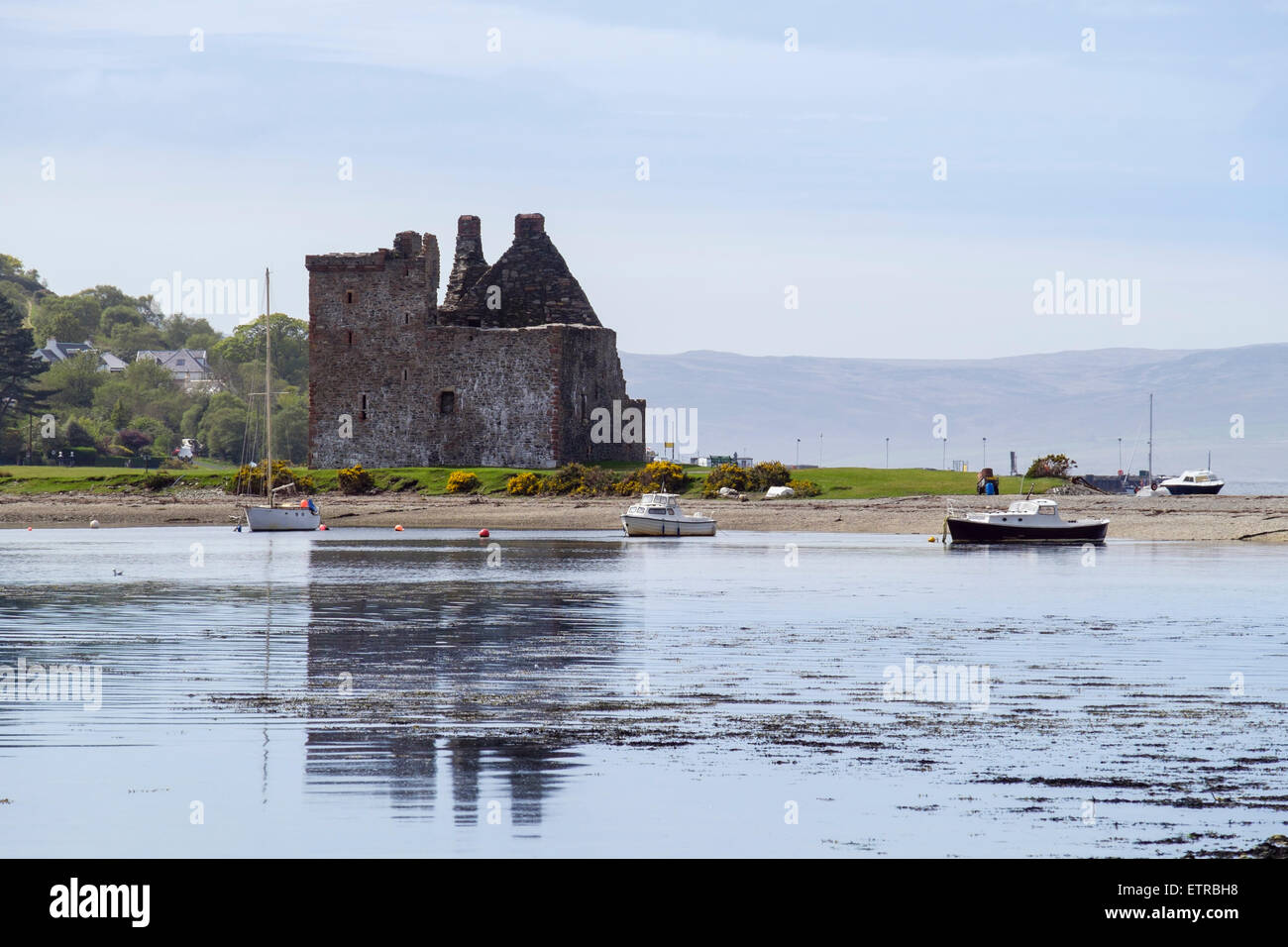 Vue sur le Loch Ranza Harbour à ruines de château en village de Lochranza Isle of Arran North Ayrshire Strathclyde en Écosse UK GO Banque D'Images