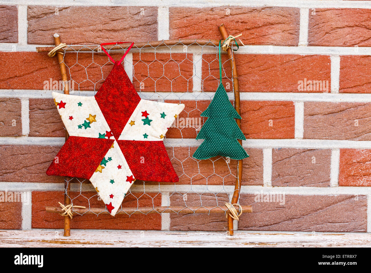 Cadre fait de treillis métallique, Star et l'arbre de Noël fait de tissu  Photo Stock - Alamy