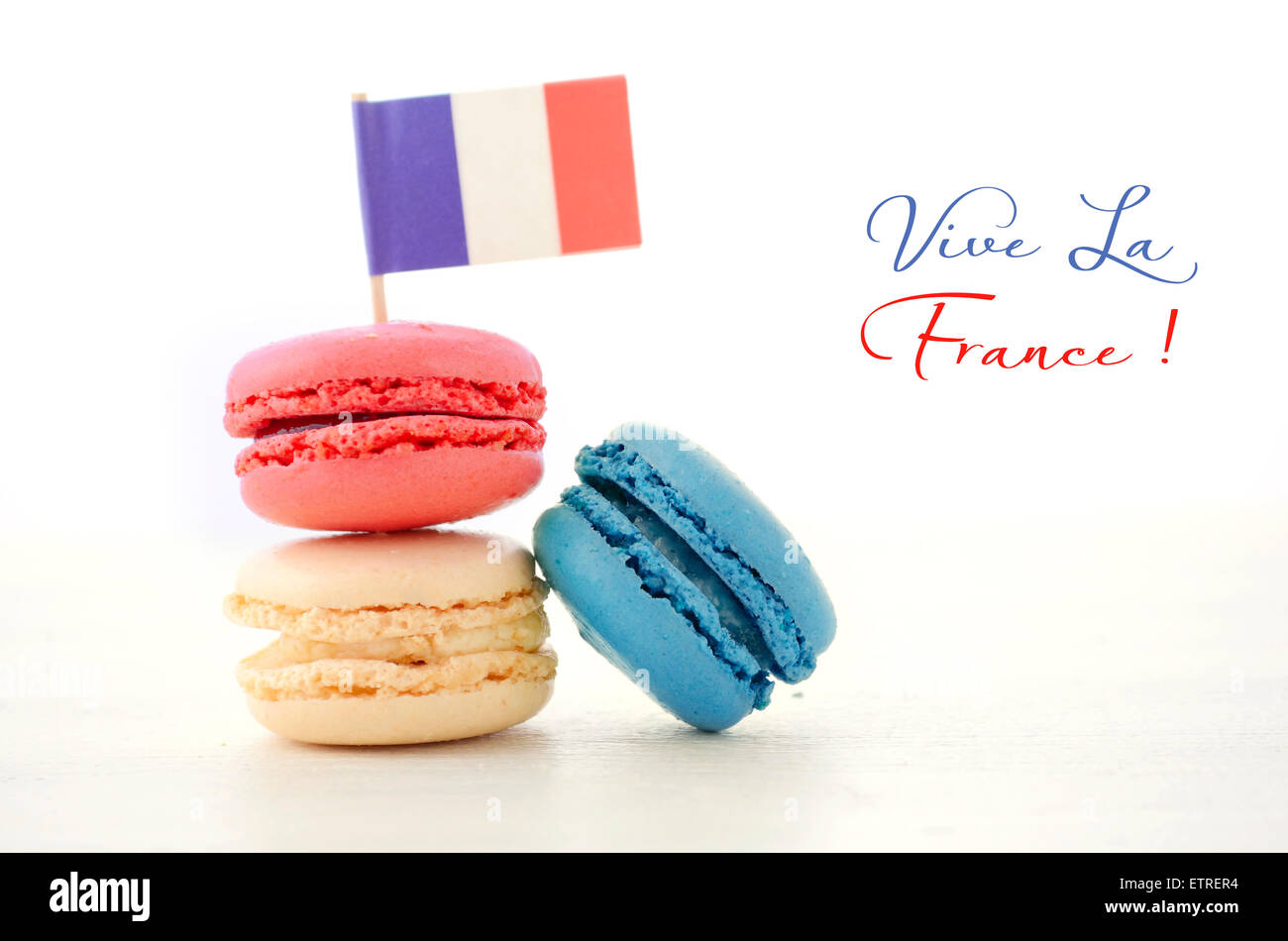Heureux le jour de la Bastille rouge, blanc et bleu macarons avec drapeau  français sur table en bois blanc avec Vive la France l'exemple de texte  Photo Stock - Alamy