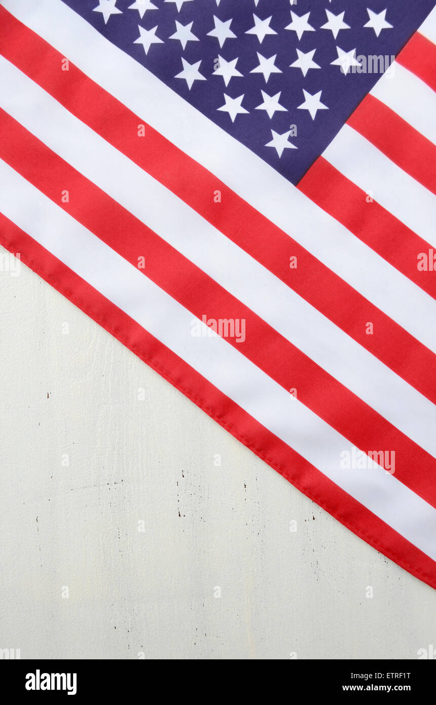 USA stars and stripes drapeau sur fond de bois blanc avec l'exemple de texte et copier l'espace pour quatrième de juillet et les jours fériés. Banque D'Images