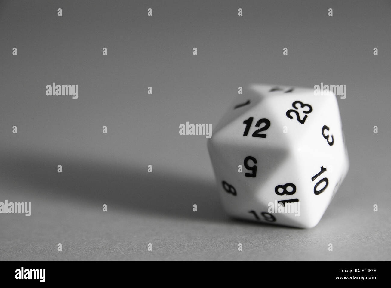 Un livre blanc de l'hexaèdre tétrakis mourir sur fond gris Banque D'Images