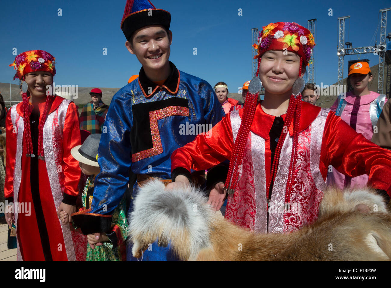 Région d'Irkoutsk, en Russie. 14 Juin, 2015. Le festival international de groupes ethno-culturels (Jeux Erdyn Erdyn Naadan) dans la région d'Irkoutsk, le lac Baïkal, près de la Russie Crédit : Nikolay Vinokourov/Alamy Live News Banque D'Images