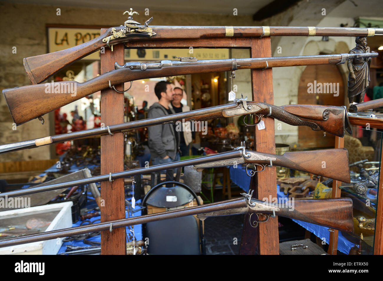 Seconde main meubles anciens fusils carabine fusil fusils à vendre au marché en France Banque D'Images
