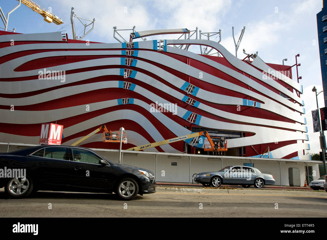 Los Angeles, Californie, USA. 15 Juin, 2015. La construction de la nouvelle façade au Petersen Automotive Museum de Los Angeles a commencé, et l'attraction populaire sur Wilshire Blvd. est prévue d'ouvrir à nouveau en décembre de 2015. Crédit : Robert Landau/Alamy Live News Banque D'Images