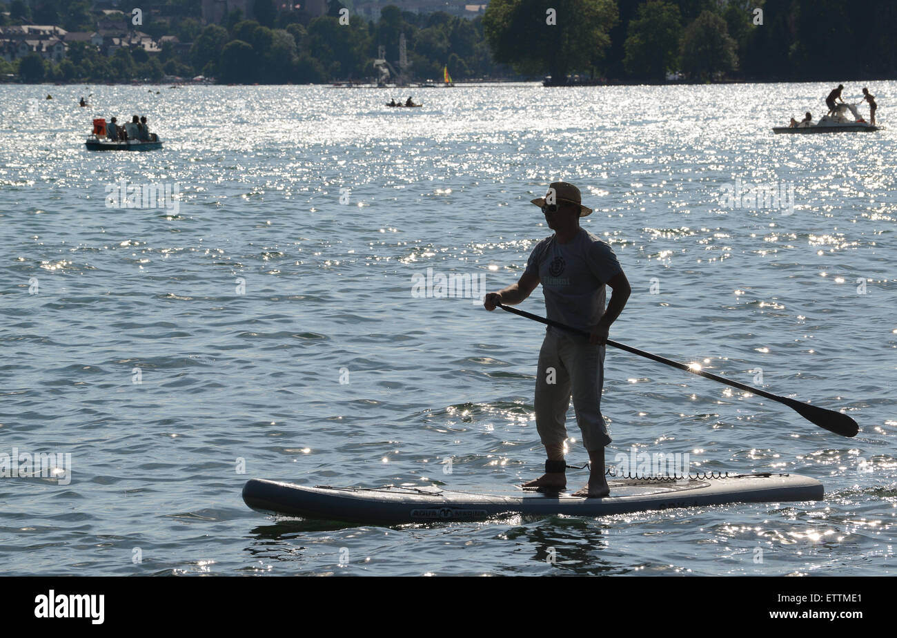 Le Stand Up Paddle Surf paddle ou debout sur le lac d'Annecy en France Banque D'Images