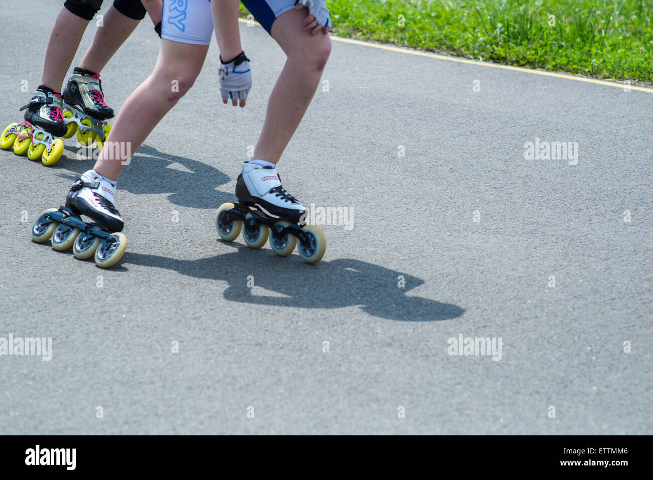 Deux jambes de rollers en ligne de patins de vitesse en mouvement lors des compétitions Banque D'Images