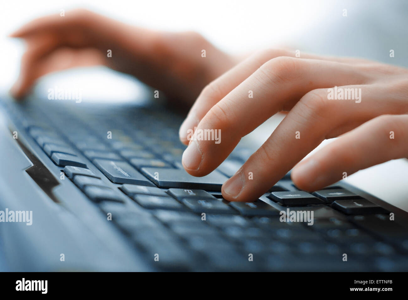 Les mains sur le clavier Banque D'Images