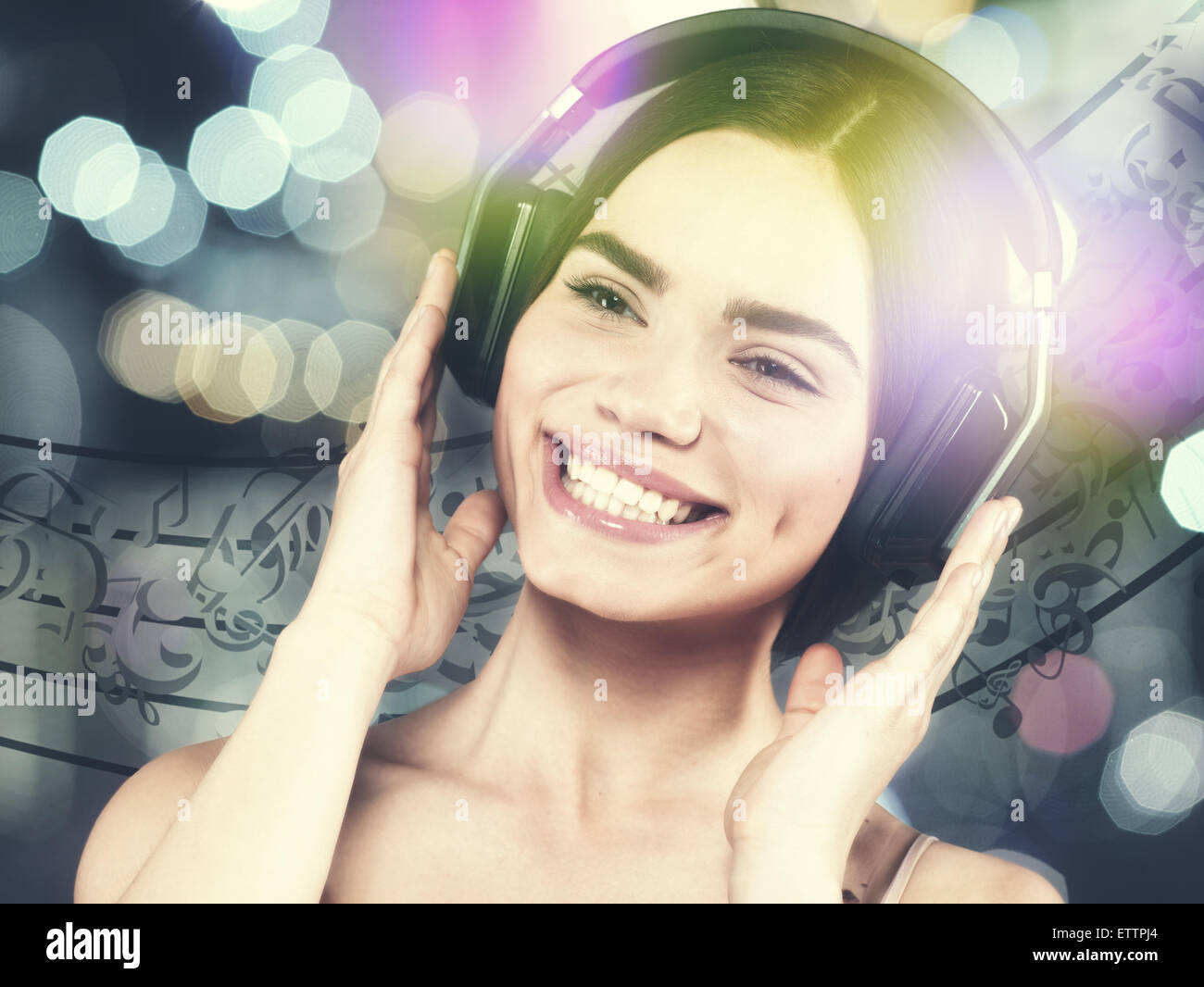 Jeune fille beauté entendre de la musique avec casque, female portrait Banque D'Images