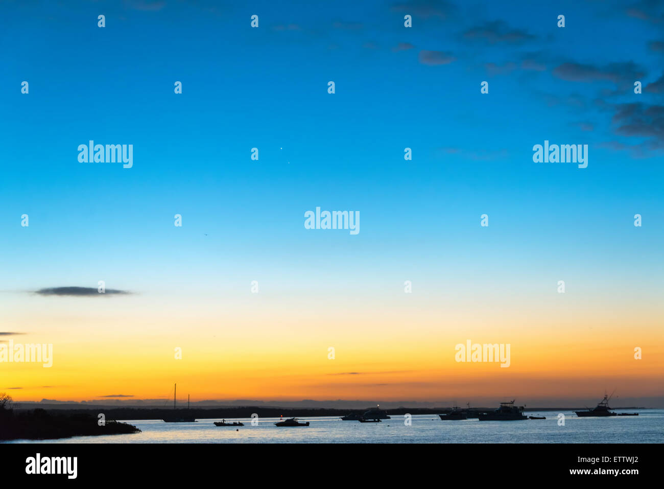 Crépuscule près de l'île de Santa Cruz dans les îles Galapagos en Équateur Banque D'Images