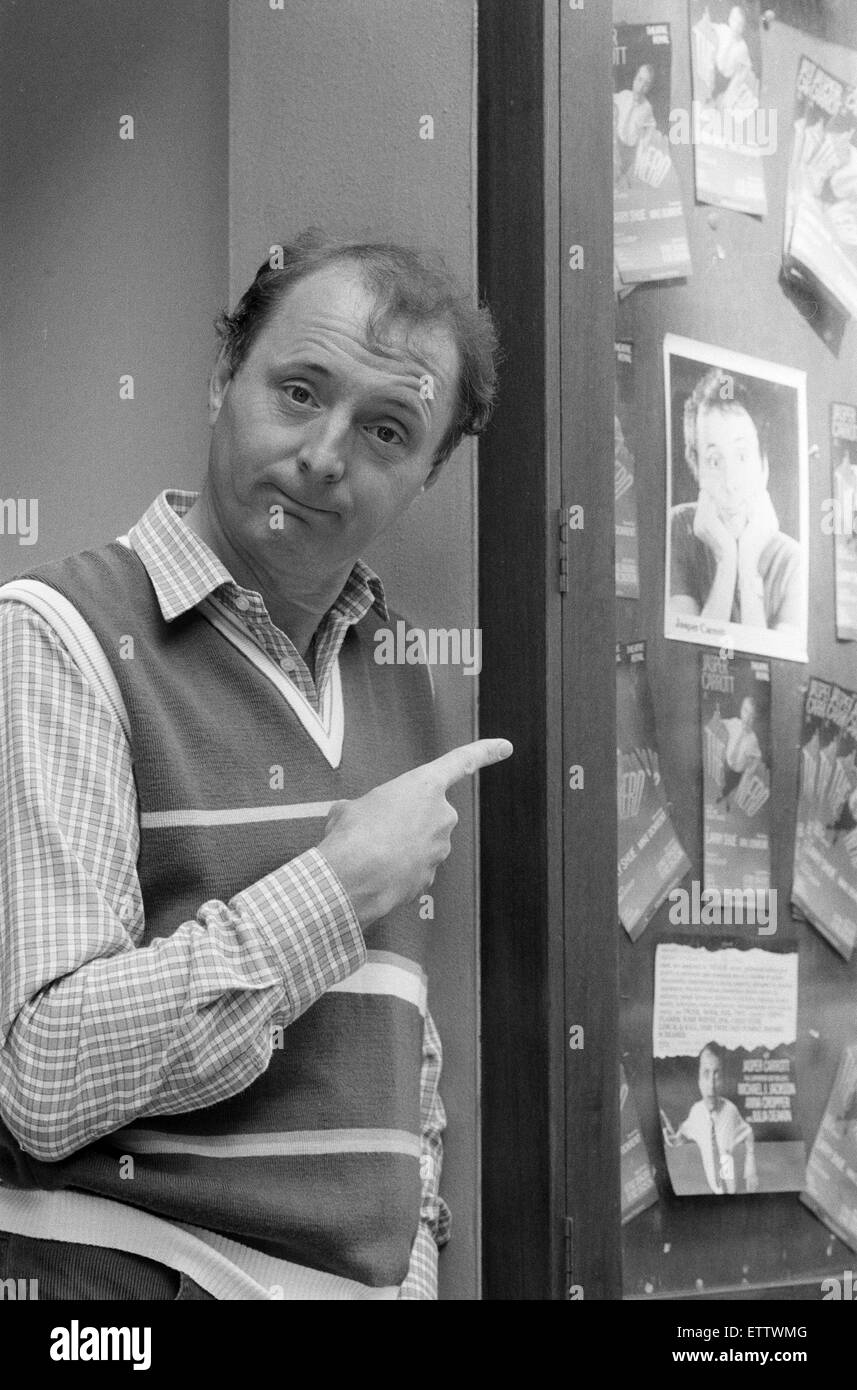 Jasper Carrott, humoriste, acteur, animateur de télévision et de la personnalité, que l'on voit à l'extérieur du théâtre Royal à Stoke on Trent, où il apparaît dans le Nerd, une comédie jouer par Larry Shue. 6e mai 1985. Banque D'Images