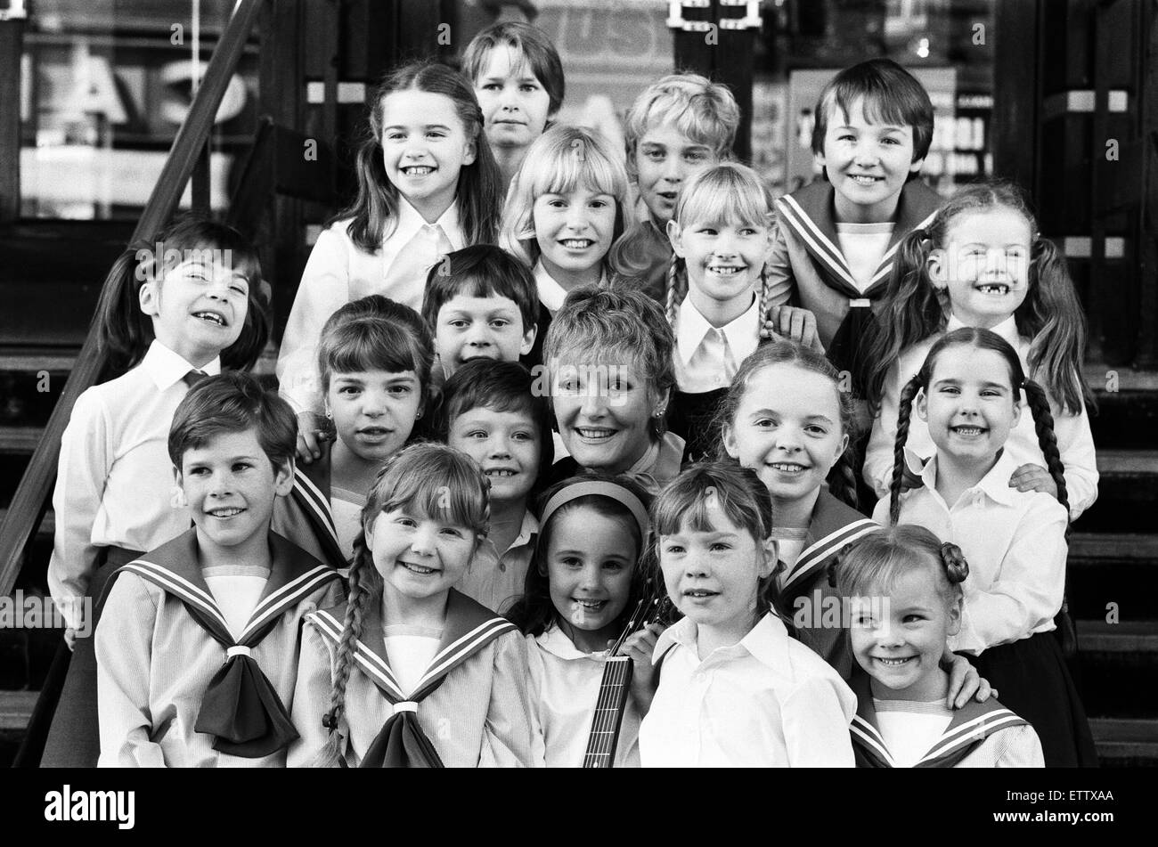 Petula Clark avec la sélection finale des 18 enfants, trois groupes de six, les enfants costumés qui sera dans 'The Sound of Music" à l'Apollo Theatre de Victoria, Londres. 26 mars 1981. Banque D'Images