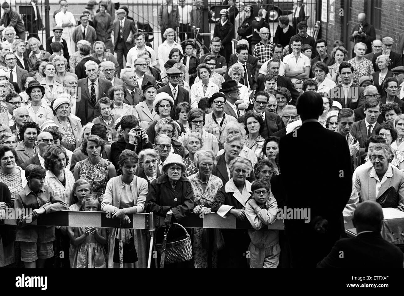 Une foule d'écouter le premier ministre conservateur, Alec Douglas-Home à Ongar. À cette occasion M. Austen Brooks, membre de la Ligue de l'Empire-Uni, M. Douglas-Home chahuté. 27 juillet 1964. Banque D'Images