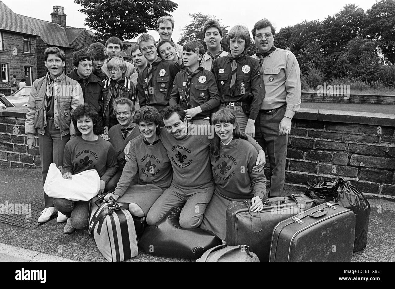 Cette partie de scouts, pionniers et leaders du 43e groupe Crosland Moor Huddersfield gauche pour 15 jours de vacances en Belgique. Le 19 groupe fort, sous chef de groupe M. Geoff Ellis, sera basé dans une auberge appartenant à l'Association des Guides de Belgique, à 10km de Liège. Pendant les vacances, ils iront sur des marches, visitez le Automium, à Bruxelles, les célèbres grottes de Han-sur-Lesse et crossing en Hollande et l'Allemagne de l'Ouest. 4 août 1985. Banque D'Images