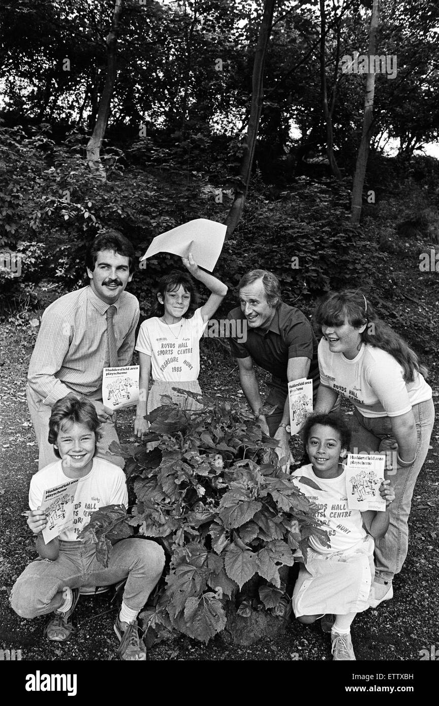 Le gestionnaire du centre sportif Hall Royds, M. Gary Charlesworth (à gauche) avec les gagnants de la chasse au trésor, qui a eu lieu dans le cadre de la pièce de théâtre d'été. M. Brian Hayhurst, qui dirige le Paddock shop qui a fourni le Sportscene t-shirts que des prix, est vu avec (de gauche) Nicky Garton, Annette Wilson, Sharon Cunliffe et Nina Pronvcal. Quelque 30 jeunes ont pris part à la chasse, s'est tenue dans le parc autour du palais des sports. Lire l'action est menée à l'Royds Hall center, Paddock, bains de Cambridge Road, centre sportif et Huddersfield. 8 août 1985. Banque D'Images