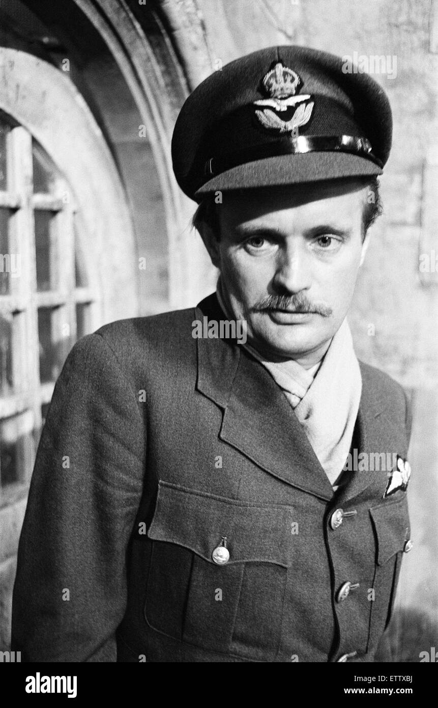 L'acteur David McCallum sur le plateau pendant le tournage de "Colditz', la série TV de la BBC. Il jouait le rôle de Lieutenant Simon Carter. Ealing Studios, Londres, 7 septembre 1973. Banque D'Images