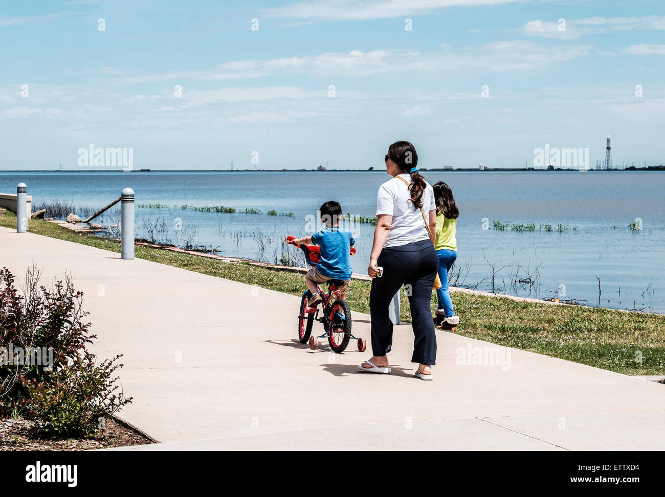 Une mère hispanique et d'enfants à pied près du lac Hefner à Oklahoma City, Oklahoma, USA. Banque D'Images