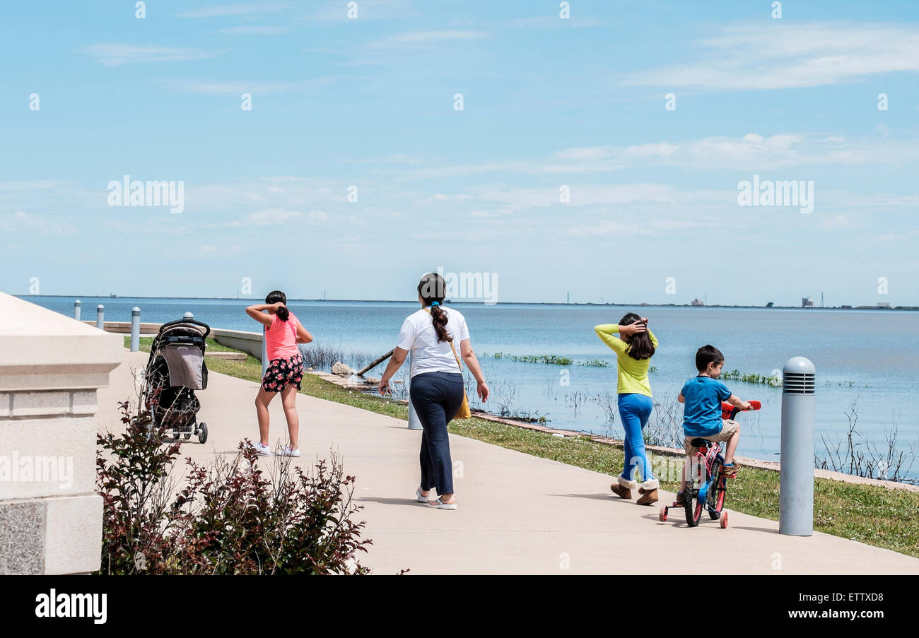 Une mère hispanique et d'enfants à pied vers l'Eisenhower Plaza sur le lac Hefner, Oklahoma City, Oklahoma, USA. Banque D'Images