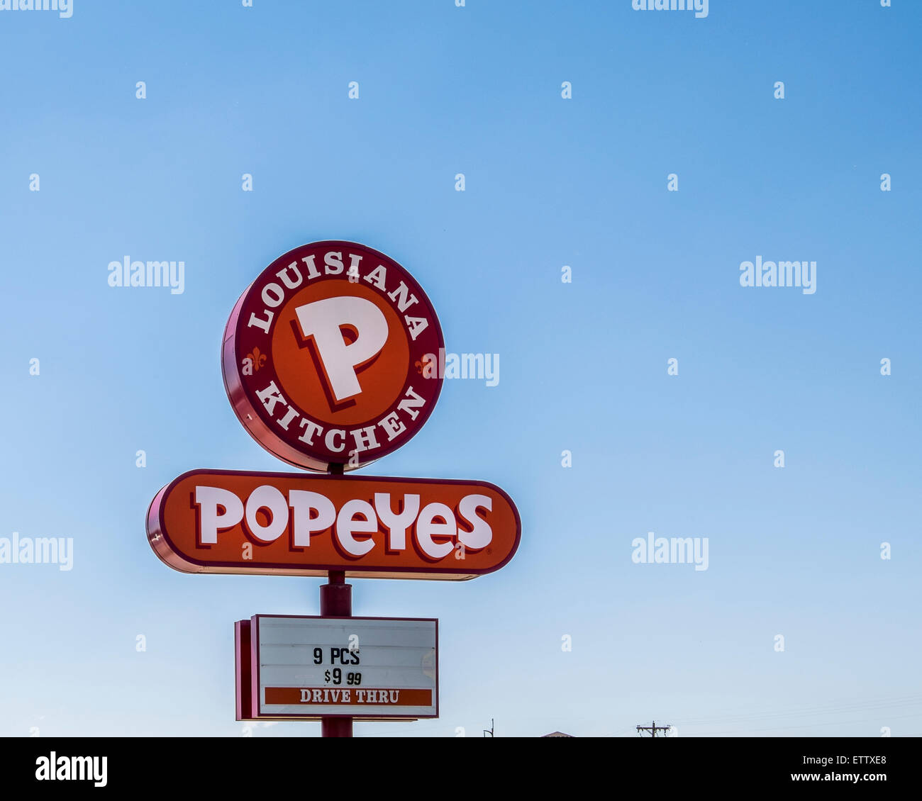 Un pole sign advertising Popeyes, une nourriture assaisonnée cajun restaurant fast food. Oklahoma City, Oklahoma, USA. Banque D'Images