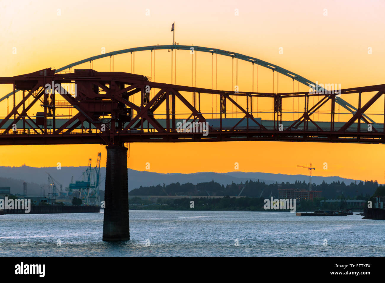 Coucher du soleil à Portland, Oregon avec une vue sur le pont Broadway et le pont Fremont Banque D'Images