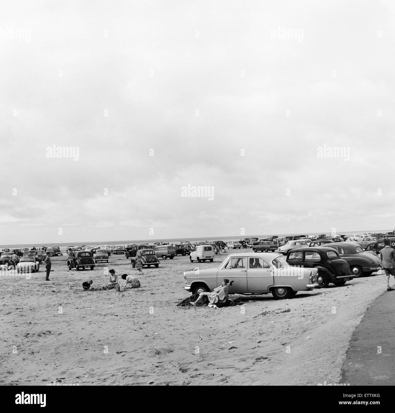 Les vacanciers et leurs voitures sur la plage de Southport, Merseyside. 5 août 1959. Banque D'Images