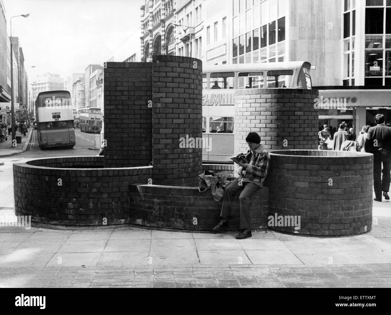Une structure de briques géant dans l'église de Liverpool Street. Quelques résidents britanniques les plus appeler ces chers pots, sont encore inachevé. Church Street, Liverpool, Merseyside. 21 avril 1981. Banque D'Images