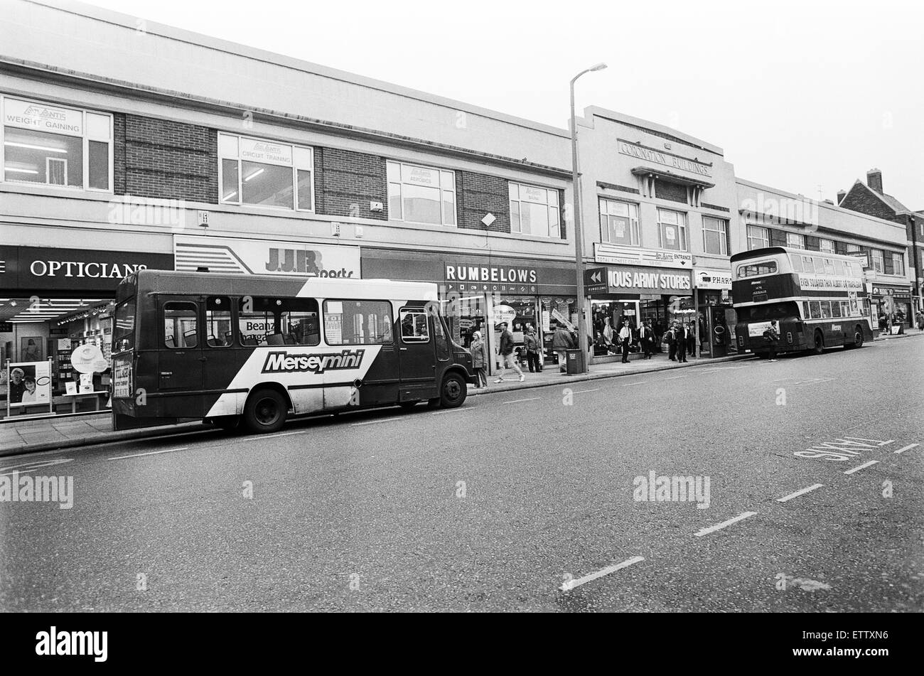 Liscard commerces, sur Wallasey Road. Liscard est une zone de la ville de Wallasey, dans le Merseyside. 25 octobre 1991. Banque D'Images