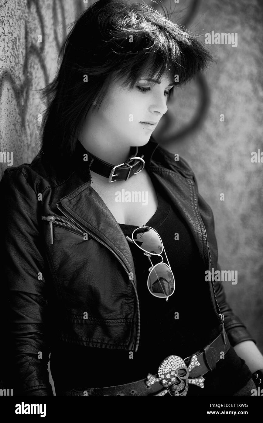 Style punk rock girl wearing leather en noir et blanc Banque D'Images