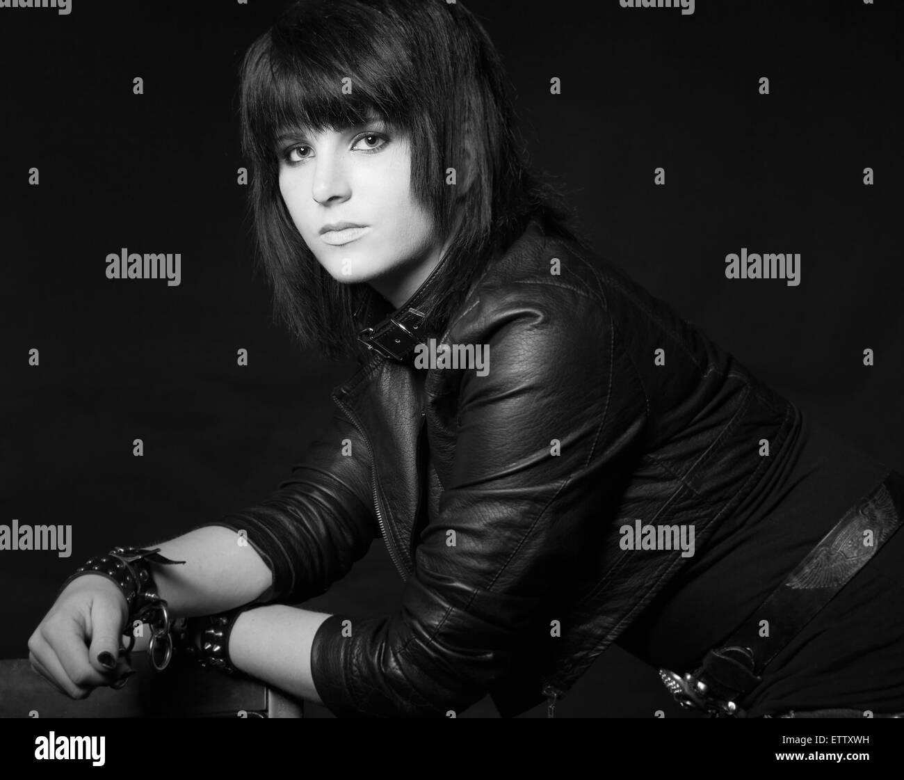 Style punk rock girl wearing leather en noir et blanc Banque D'Images