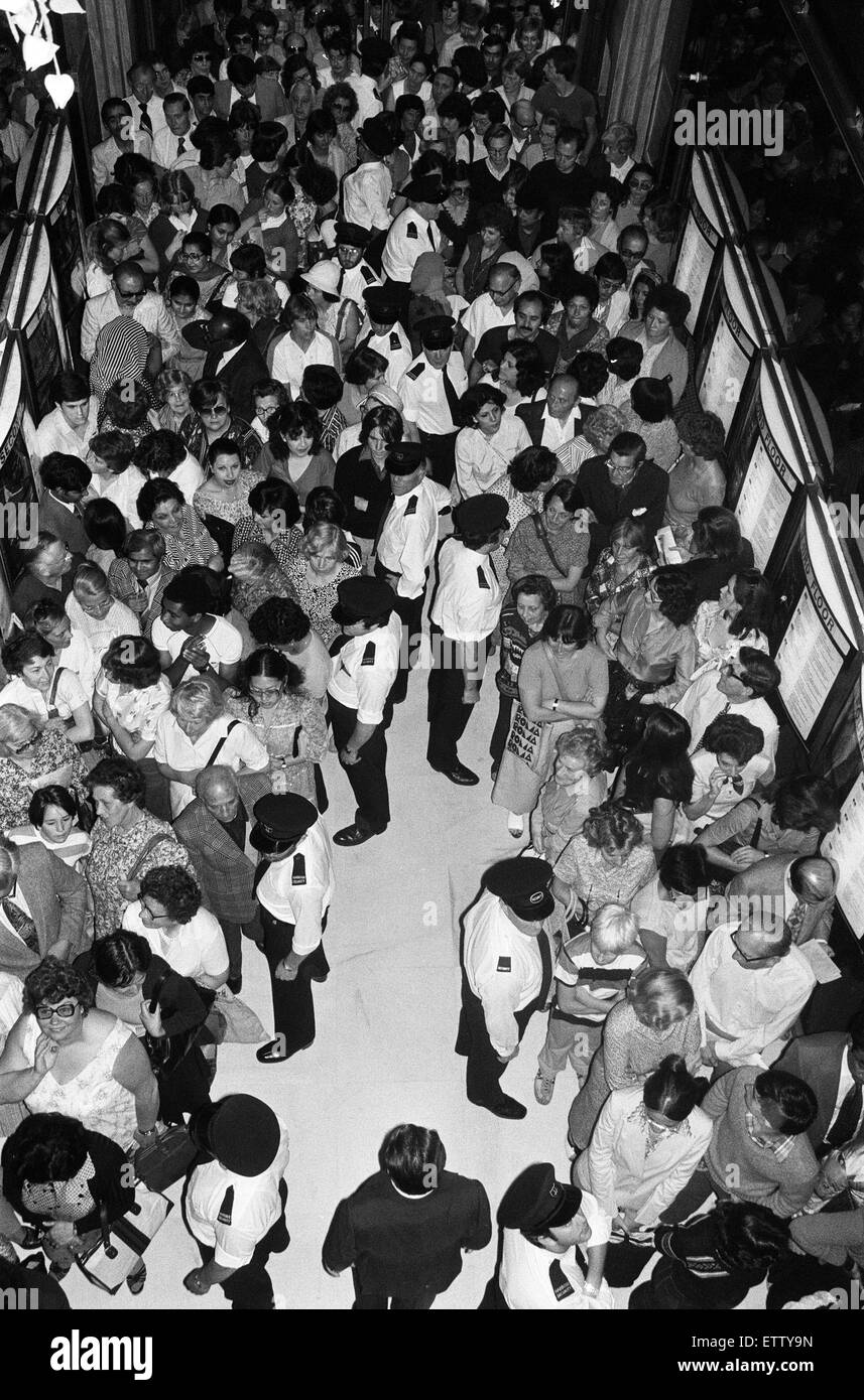La foule d'attente à l'entrée de Harrods pendant la vente. 15 juillet 1979. Banque D'Images