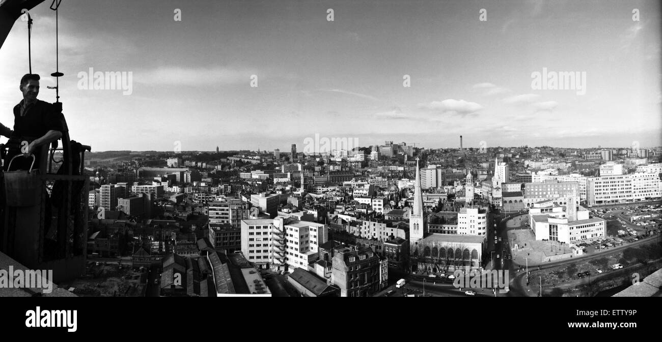 Vue panoramique de Bristol à partir du toit de l'ES &UN Robinson et son bâtiment. Les vitres à leur berceau sont Brian Priddis et Alan Tuckett du nouveau siècle. 1er mars 1967 Banque D'Images