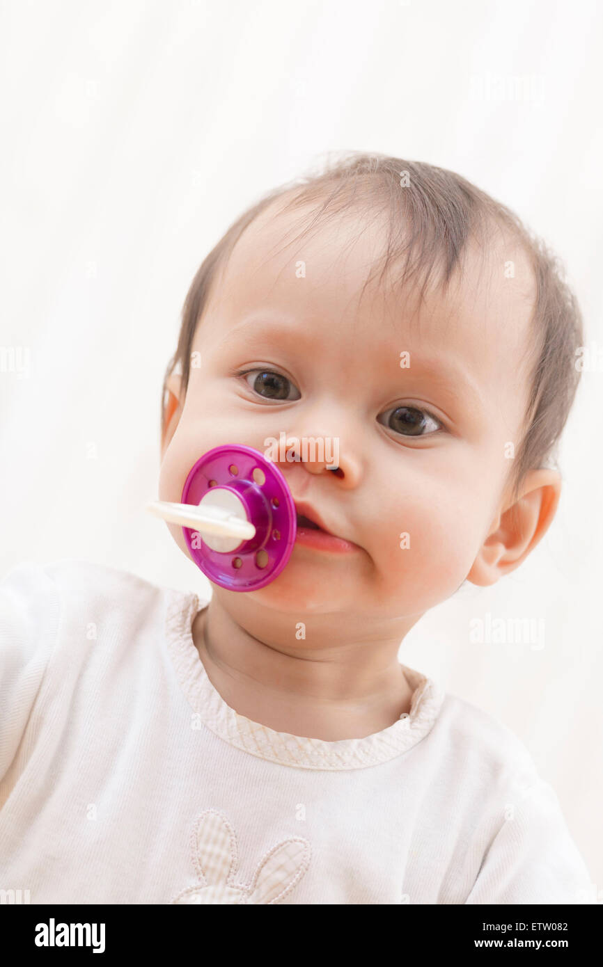 Petite Fille Avec Sucette Pulling Faces Photo Stock Alamy