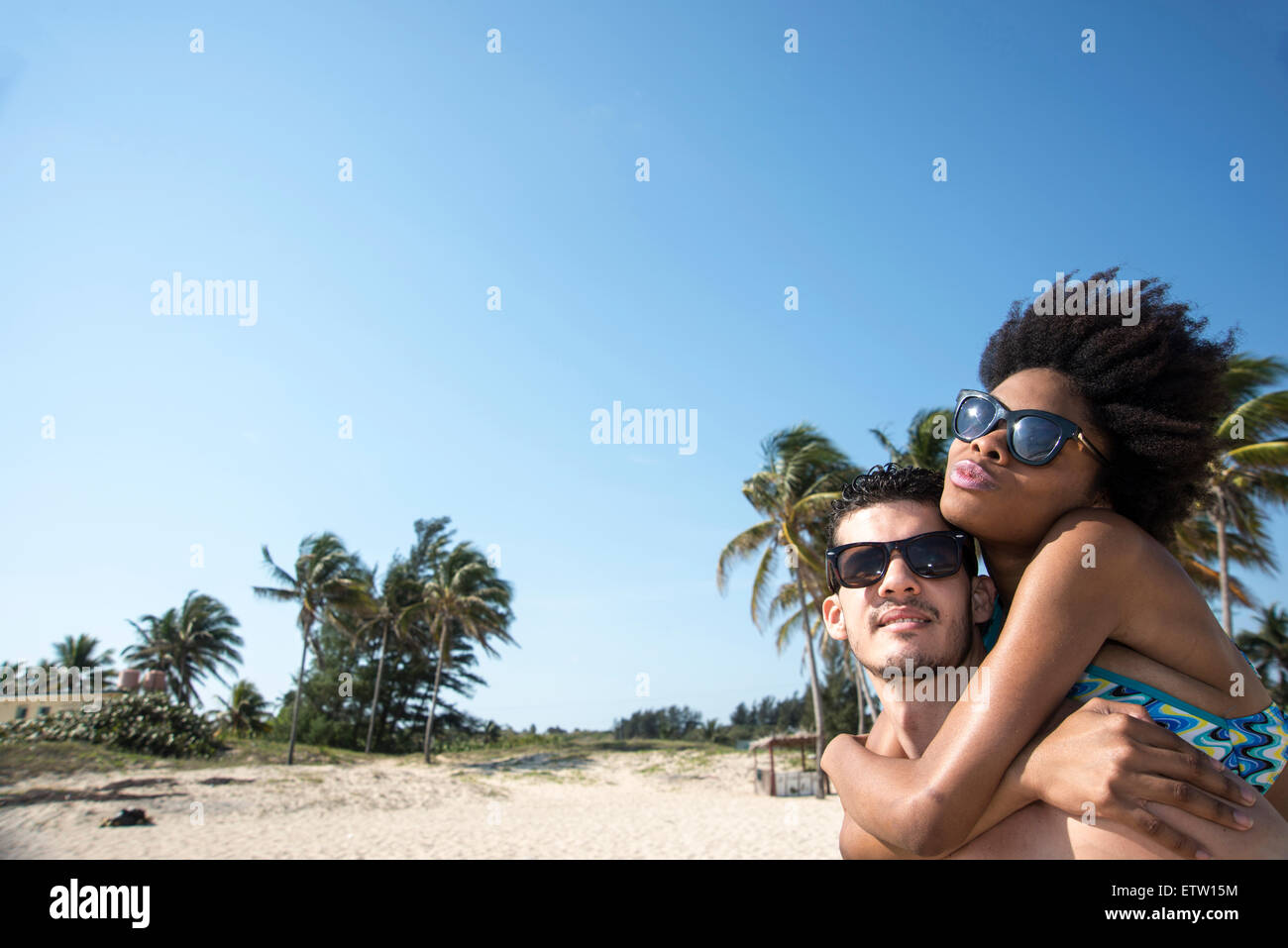 Un couple d'Amérique latine sur la plage Banque D'Images