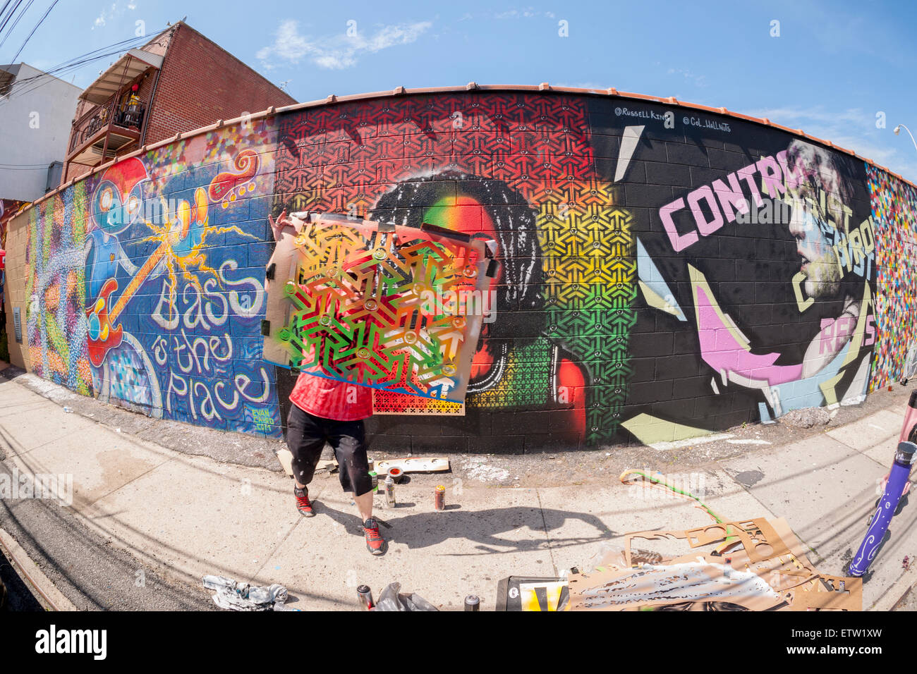 Artiste de rue Eyez affiche son patron à la Cour Welling Projet mural dans le quartier du Queens Astoria à New York, le samedi, 13 juin, 2015. L'assemblée annuelle de l'événement quartier décore les murs de cette partie industrielle de Astoria. Le projet est financé par la foule et les nouveaux artistes de rue travaillent côte à côte avec des étoiles. (© Richard B. Levine) Banque D'Images