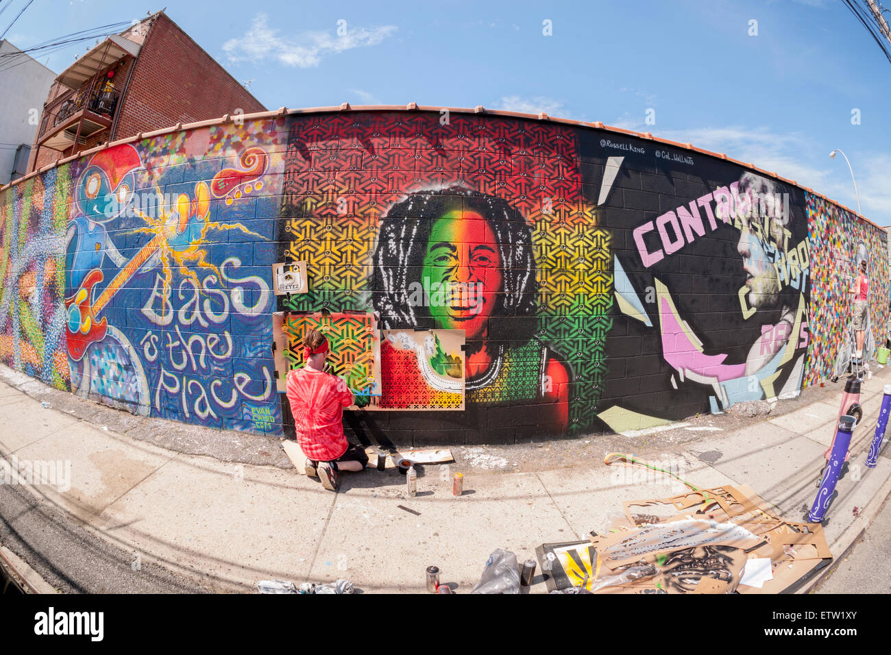 Artiste de rue Eyez travaillant à la Cour Welling Projet mural dans le quartier du Queens Astoria à New York, le samedi, 13 juin, 2015. L'assemblée annuelle de l'événement quartier décore les murs de cette partie industrielle de Astoria. Le projet est financé par la foule et les nouveaux artistes de rue travaillent côte à côte avec des étoiles. (© Richard B. Levine) Banque D'Images