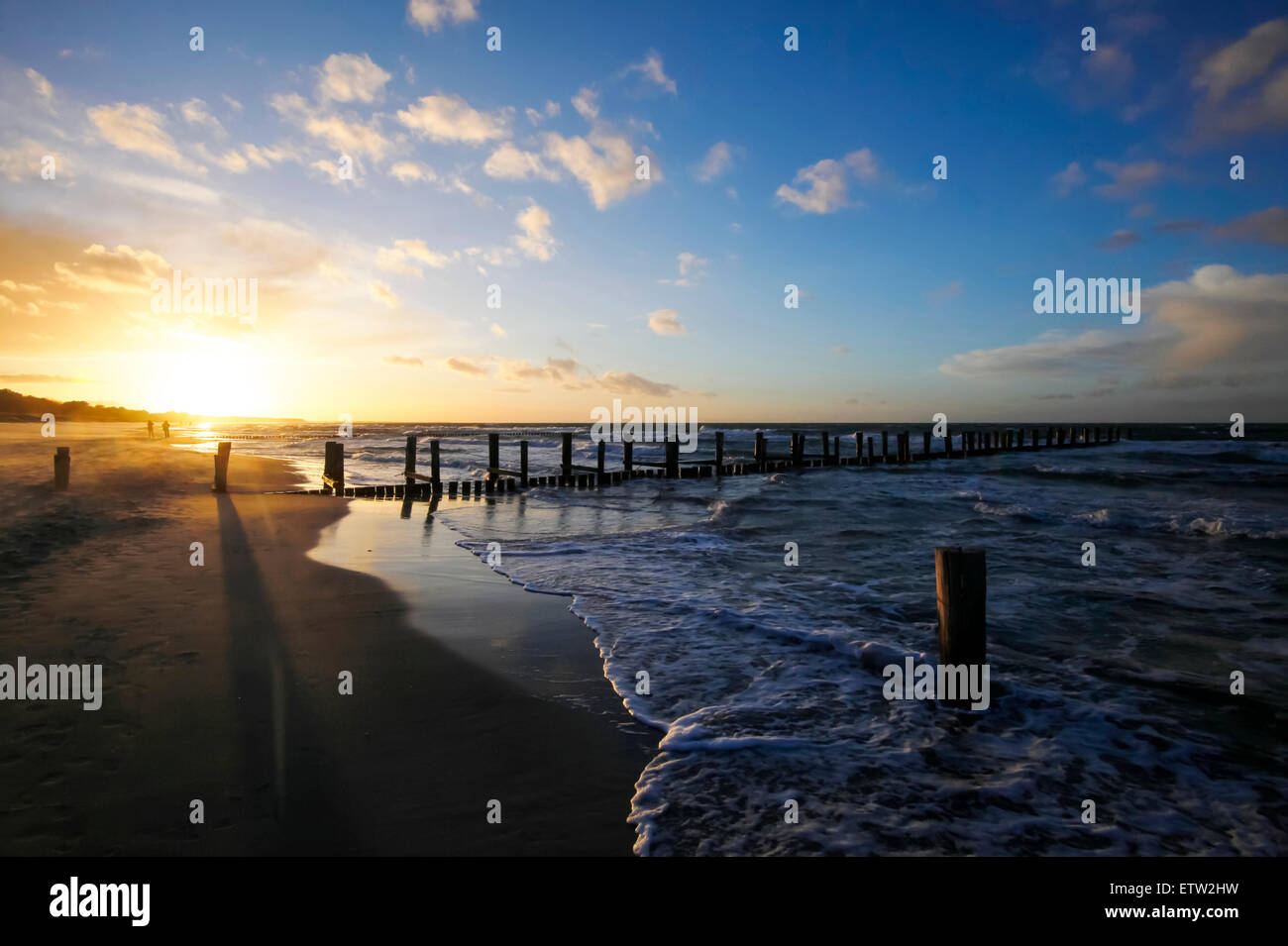 Allemagne, Mecklembourg-Poméranie-Occidentale, la mer Baltique, la plage au coucher du soleil Banque D'Images