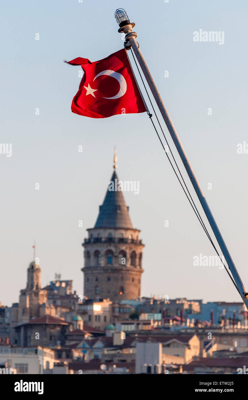 La Turquie, Istanbul, drapeau turc en face de la tour de Galata Banque D'Images