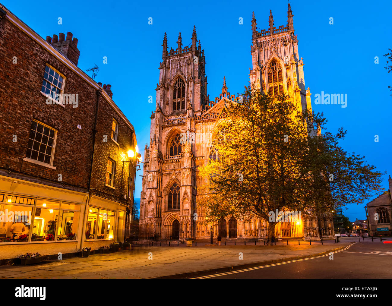 La cathédrale de York dans la soirée ; est la cathédrale de York, en Angleterre, et est l'un des plus importants du genre en Europe du Nord Banque D'Images