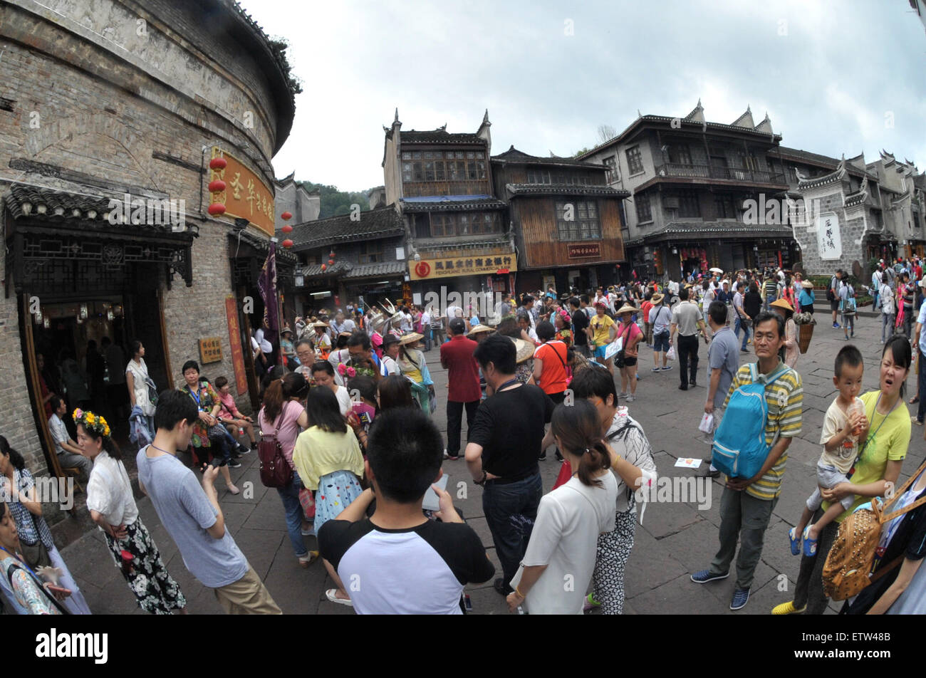 Fenghuang. 16 Juin, 2015. Les touristes visiter l'ancienne ville de Fenghuang dans la province du Hunan en Chine centrale le 16 juin 2015. Vu 4,7588 millions de visiteurs Fenghuang dans les cinq premiers mois de l'année, gagnant 4,05 milliards de yuans (652,455 millions de dollars US) de recettes, en hausse de 35,16 pour cent et 49,06 pour cent respectivement. Credit : Long Hongtao/Xinhua/Alamy Live News Banque D'Images