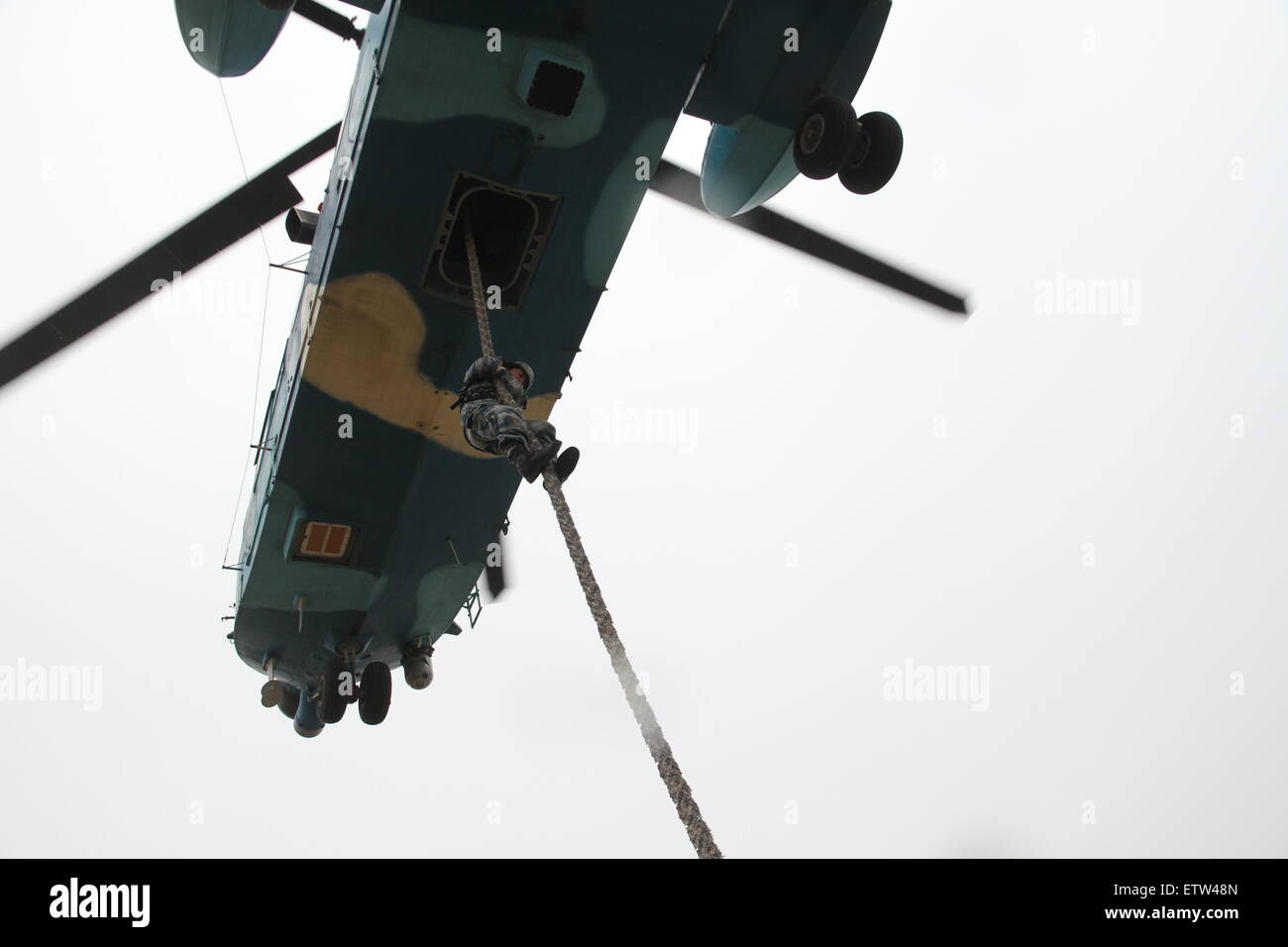 Beijing, Chine. 15 Juin, 2015. File photo montre des soldats de l'Armée de l'air chinoise des troupes participant à une opération aéroportée percer le 2 mars 2015. Une opération aéroportée troupe de l'Armée de l'air chinoise a quitté pour le Bélarus le 15 juin 2015 pour prendre part à l'China-Belarus 'Dashing Eagle 2015" un exercice de lutte contre le terrorisme, pour s'achever le 27 juin. Credit : Huang Hui/Xinhua/Alamy Live News Banque D'Images