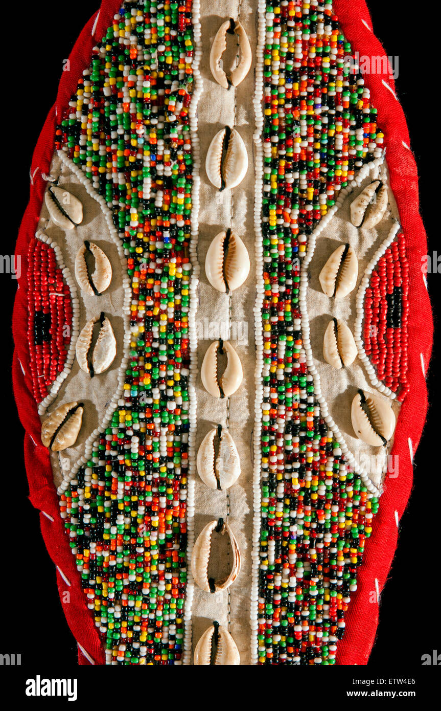 Tribu Yoruba crocodile en perles trois dimensions du panneau de Devin du Nigéria en studio Banque D'Images