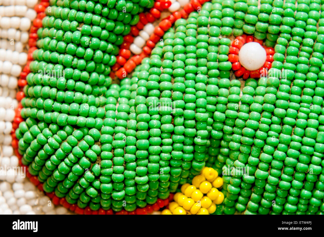 Tribu Yoruba trois dimensions du panneau de devin crocodile en perles du Nigeria Banque D'Images