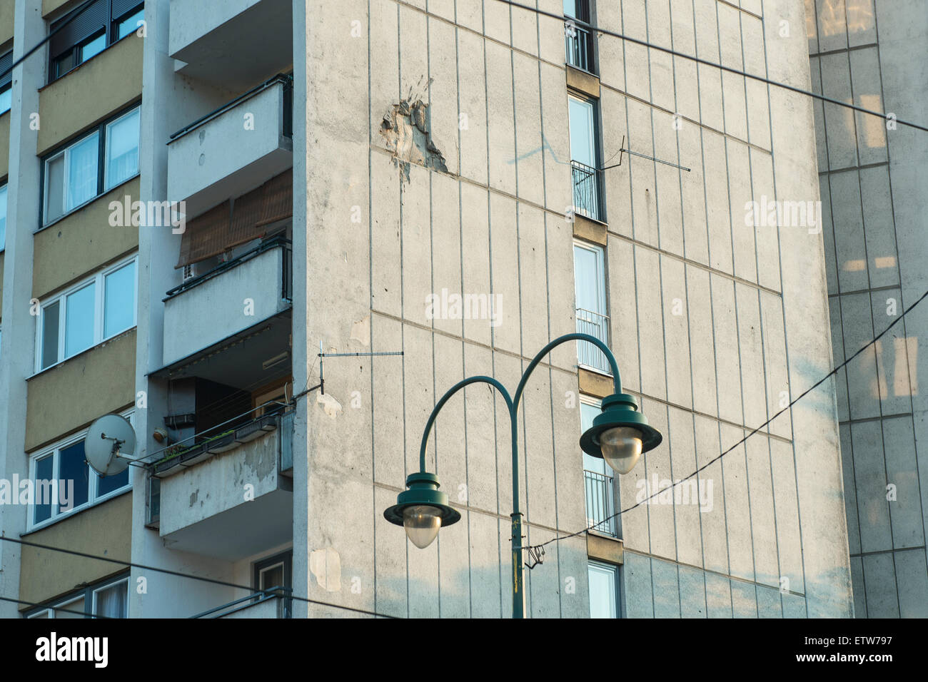 Les signes d'une grenade dans une façade d'un immeuble dans le centre de Sarajevo Banque D'Images