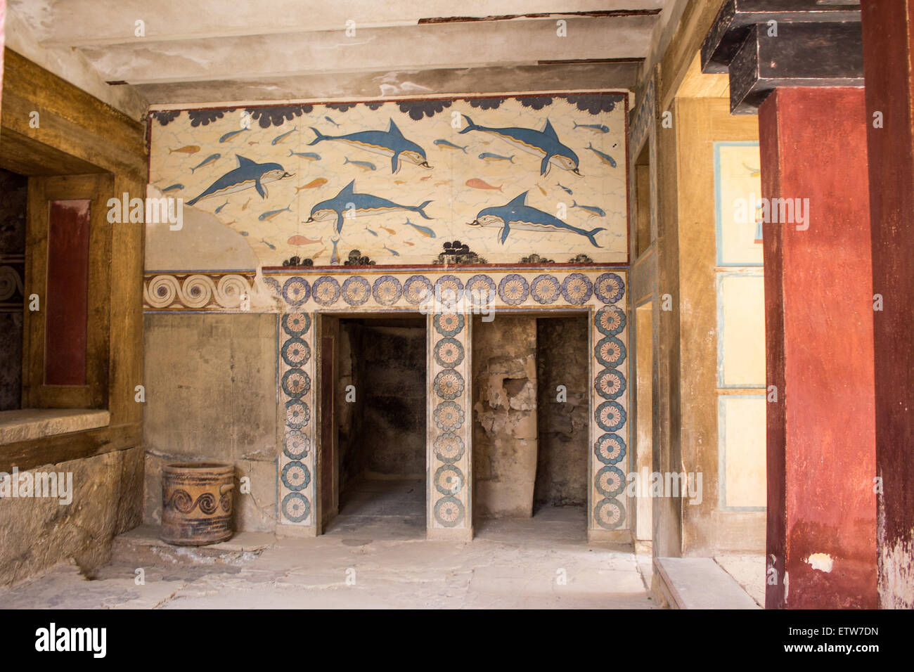 Une reconstruction de dauphins bleu piscine au-dessus de la porte de la salle de bains au Palais de Knossos. Banque D'Images
