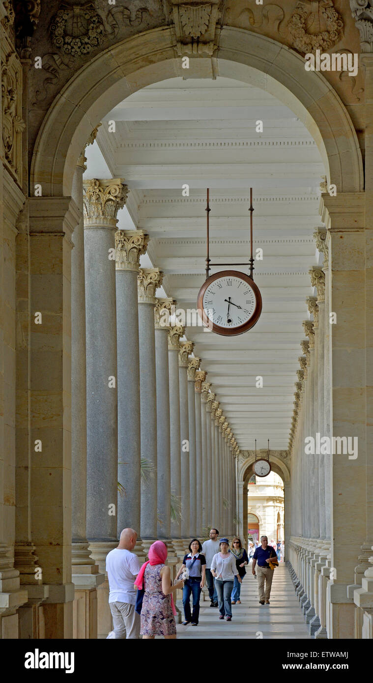 La ville thermale de Karlovy Vary, ici la colonnade Mlýnská, invite pour une promenade en ville en particulier par temps ensoleillé dans la région de Karlovy Vary, République tchèque, 15 juin 2015. Karlovy Vary est l'une des plus villes thermales traditionnelles dans le monde. Il y a douze sources curatives dans la ville, qui est une attraction pour les touristes du monde entier chaque année. Photo : Hendrik Schmidt Banque D'Images
