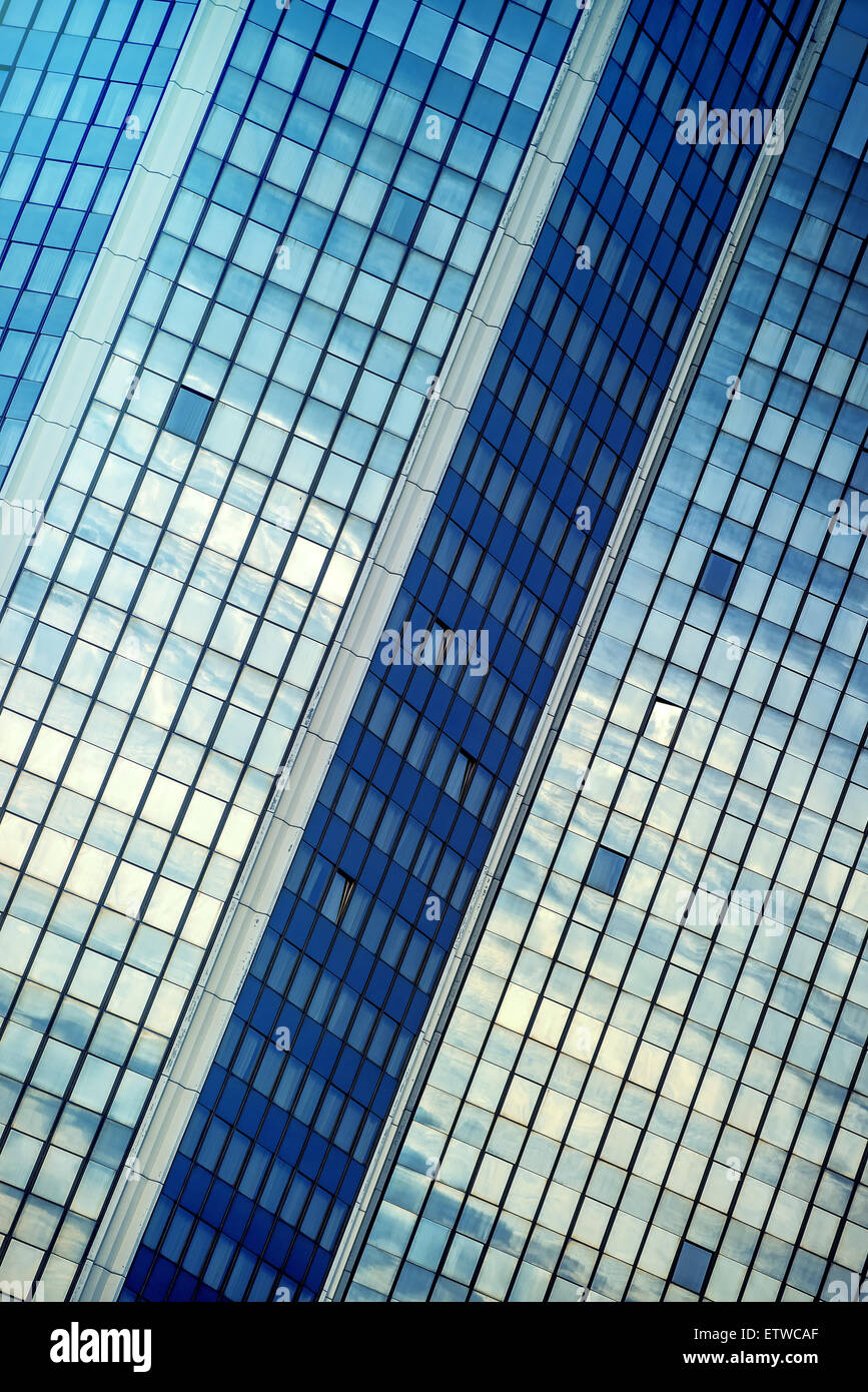 Immeuble de bureaux d'affaires moderne Repeative Windows Pattern, façade en verre bleu avec des lignes géométriques, ce qui reflète la lumière du soleil Banque D'Images