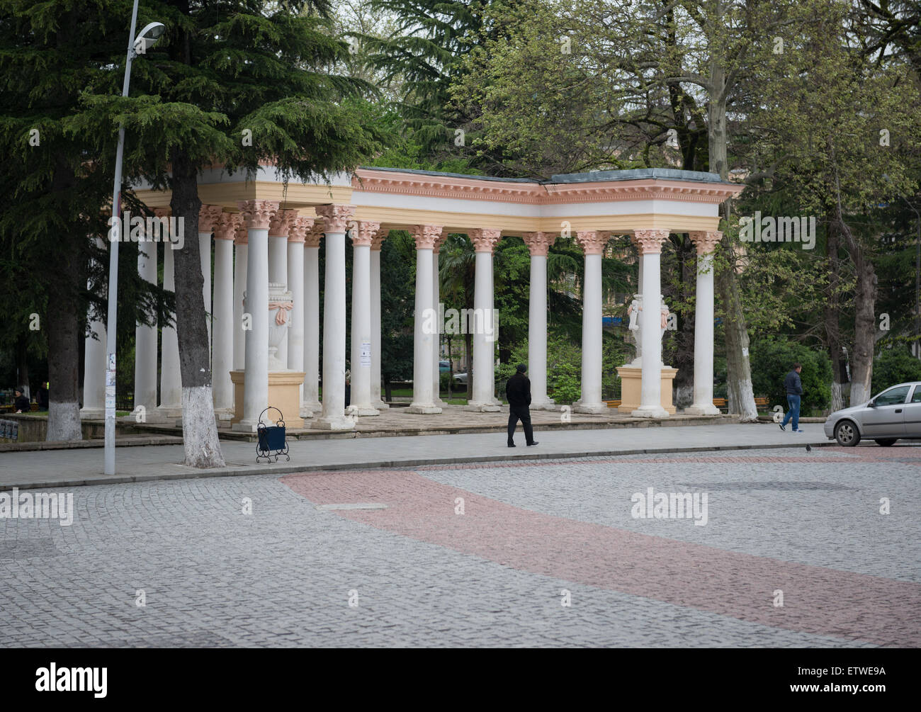 Colonnes dans Central Park à côté de David Agmashenebeli Square à Kutaisi, région Imereti, Georigia Banque D'Images